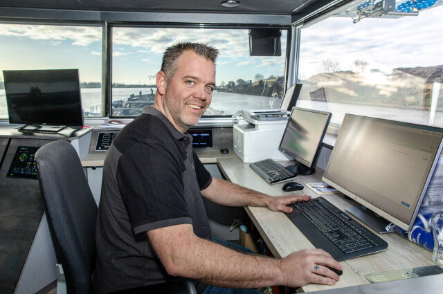 Maurits Duizendstra behind computer in wheelhouse